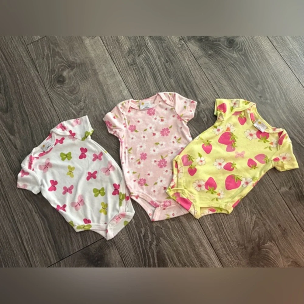 Little Chickadee 3 piece of Set Floral Baby Bodysuit 6/9 M